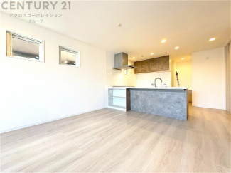 リビングダイニングは家族や友人とのコミュニケーションを楽しむ場所でくつろぎながら食事や会話を楽しめ、多目的に利用できリラックスできる空間です。家庭内の中心として機能し、快適な生活をサポートします。