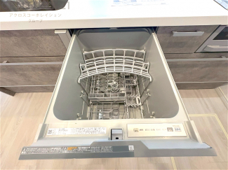 手洗いに比べて時間や労力を節約できることです。また、高温のお湯で洗浄されるため、雑菌や細菌を殺菌する効果もあります。さらに、乾燥機能があるため、手で拭く手間も省け衛生的に保管できます。