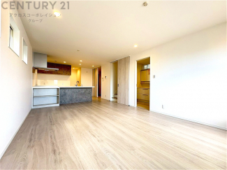 キッチン前のダイニングスペース　カウンターキッチンから料理の受け渡し等に便利です。ダイニングセットを置いても十分な広さを確保。