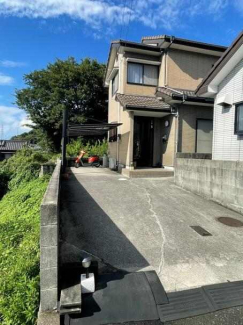 普通車１台、軽自動車１台の計２台駐車できます。