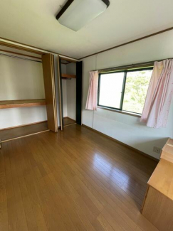 ２階の角部屋。二面採光（南・東）で明るいです。