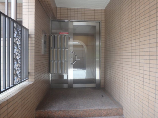 落ち着いたエントランスです