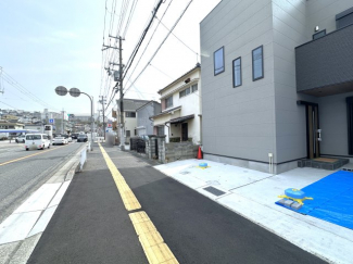 【前面道路含む現地写真】