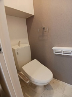 落ち着いた色調のトイレです