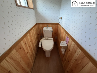 換気にも配慮した窓付きのトイレスペースとなっています。こちらは嬉しいウォシュレット機能付きです。