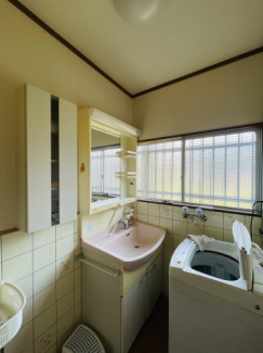 独立洗面台、小物を置くことができて便利です