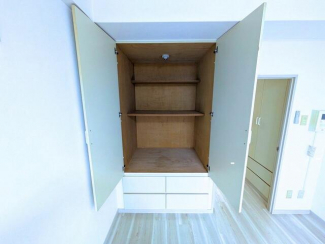 引き出し一体型のクローゼット。衣類や寝具をまとめて収納できま