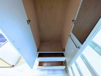 下部引き出しで細かな荷物を分類しやすいクローゼット。