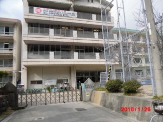 松山市立湯山小学校まで2099m