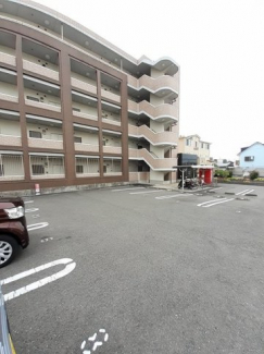 車をお持ちの方に嬉しい駐車場付きの物件です