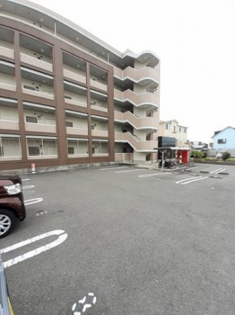 車をお持ちの方に嬉しい駐車場付きの物件です