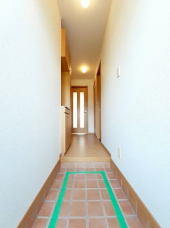 収納もある玄関です