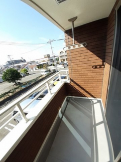 開放的で明るい空間を演出してくれるバルコニーです