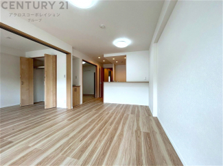 リビングダイニングは家族や友人とのコミュニケーションを楽しむ場所でくつろぎながら食事や会話を楽しめ、多目的に利用できリラックスできる空間です。家庭内の中心として機能し、快適な生活をサポートします。