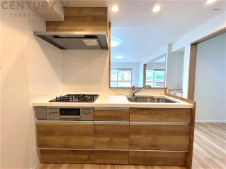 シンプルなデザインと使いやすさを兼ね備えた対面式システムキッチンは、効率的な作業スペースを提供し、家族やゲストとのコミュニケーションを促進します。