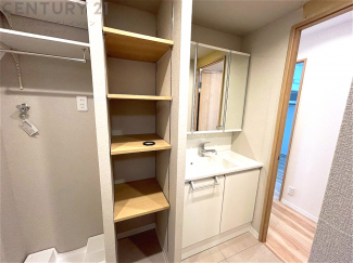 化粧品や洗顔料、歯ブラシなどの必需品をまとめて置ける収納スペースがあり、使用するたびに取り出す手間が省けます。また、水回りのため、濡れても大丈夫な素材が使用されており、お手入れが簡単です。