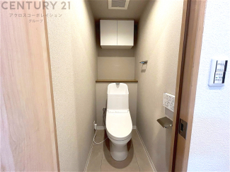 温水洗浄便座付トイレは温水洗浄機能により、暖かい水でおしりを洗浄することができ、冷たい水を使う従来の便座に比べ、温水洗浄機能で暖かいトイレを提供し、快適な使用を可能にします。