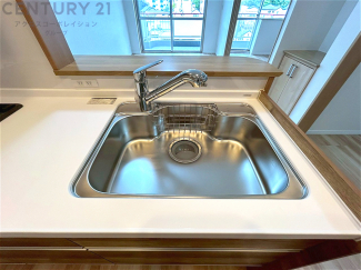 大きなシンクでお鍋などの大きな調理器具を洗う際にも便利です。