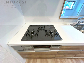 多数の調理器具を同時に使用でき、料理の効率化が可能。省エネで節約になり、様々な料理スタイルに適応できます。また、火力調整が独立しており、手入れや掃除もしやすく、今よりもっとお料理が楽しくなるかも。