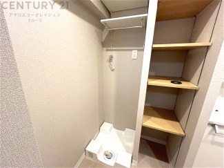 洗濯物の仕分け作業がしやすく、整理整頓が容易になります。洗濯音や湿気を他の部屋に持ち込まず、生活環境を快適に保ちます。上部を活用すれば収納スペースを確保でき洗剤や洗濯用品の整理もしやすくなります。