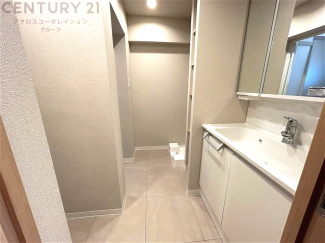 衣服の収納や脱ぎ着や整理整頓がしやすく、湿った衣類を乾燥させるスペースがありカビや臭いの発生を防ぎます。床の汚れを他の部屋に持ち込まず清潔を保つことができます。また快適な入浴環境の整備にも役立ちます。