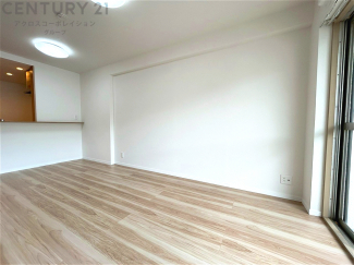 キッチン前のダイニングスペース　カウンターキッチンから料理の受け渡し等に便利です。ダイニングセットを置いても十分な広さを確保。