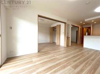 リビングダイニングは家族や友人とのコミュニケーションを楽しむ場所でくつろぎながら食事や会話を楽しめ、多目的に利用できリラックスできる空間です。家庭内の中心として機能し、快適な生活をサポートします。