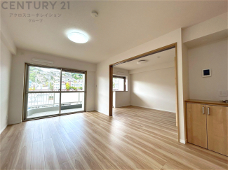 キッチン前のダイニングスペース　カウンターキッチンから料理の受け渡し等に便利です。ダイニングセットを置いても十分な広さを確保。