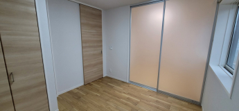 スライディングウォールを開けて１つのお部屋にも仕切って2つのお部屋にもできます。
