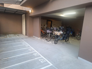 自転車、バイク置場も屋根付きです。自転車１台月額３００円、原付バイク１台月額１０００円