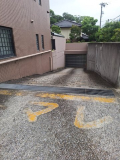 地下駐車場へのスロープ。シャッター付き。