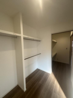 寝室横にゆとりのあるウォークインクローゼットと納戸