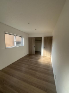 寝室横にも収納豊富