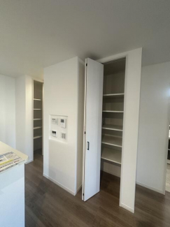 キッチン横パントリー。冷蔵庫はリビングから見えないところに。