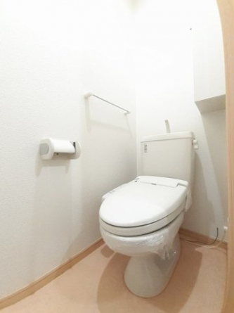 落ち着いた色調のトイレです