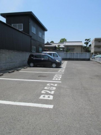 駐車場があるので、車を買う予定の方も安心です
