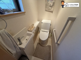 窓付きのトイレスペース。採光もあり明るく、快適空間となっております。毎日使う場所だからこその配慮です。