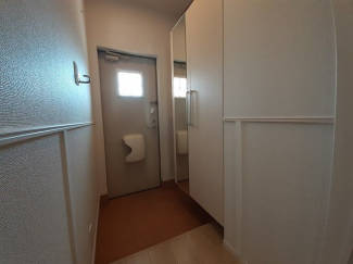 収納もある玄関です