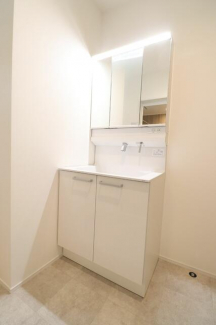 【施工例】注文住宅でも人気の３面鏡を採用！ミラー裏に収納でき