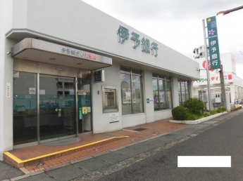 伊予銀行小栗支店まで743m