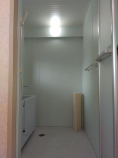 床・壁・天井をパネルで貼っています。