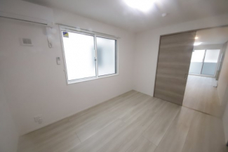 広くて明るい寝室