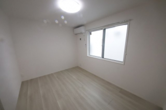 落ち着いた色調の洋室です