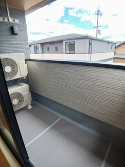 暖かな日差しのふりそそぐバルコニー