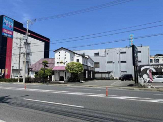 西側から
