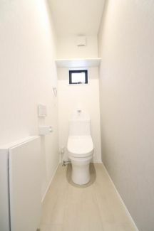 【施工例】トイレは１階、２階に設置。便座はフチ無し形状になっ
