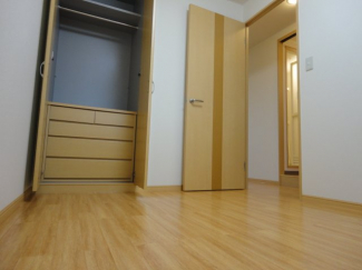 洋室(収納家具付き)