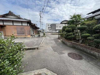 前面道路の状況です。　進入路としてその他４筆を無償提供いたし