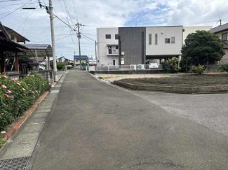 前面道路に続く市道は幅員４ｍあります。車通りを気にすることな