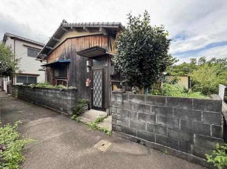 裏手（北の家）から見た物件です。隣地の建物とは距離があるため
